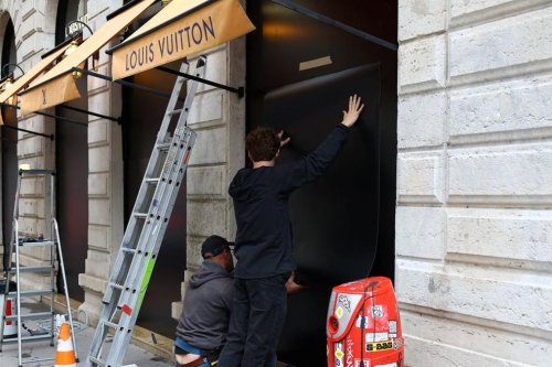 Demo di Paris Memanas, Butik Mewah Prancis Tutup Etalase dan Perketat Pengamanan