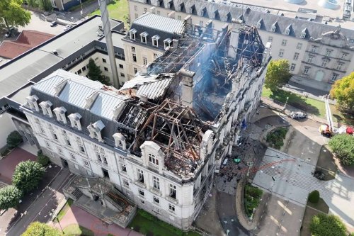 Balai Kota Limoges Prancis Dilalap Api, Atap dan Menara Lonceng Runtuh Dihantam Demonstran