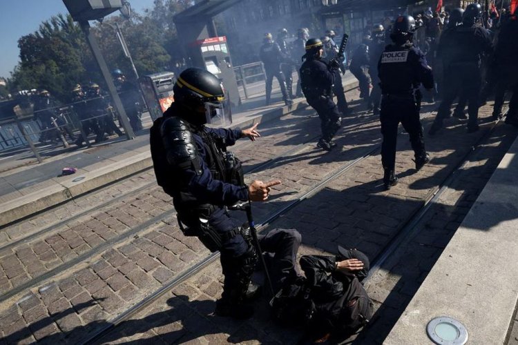 Polisi Prancis Didakwa Usai Granat Gas Air Mata Patahkan Rahang Siswa 14 Tahun