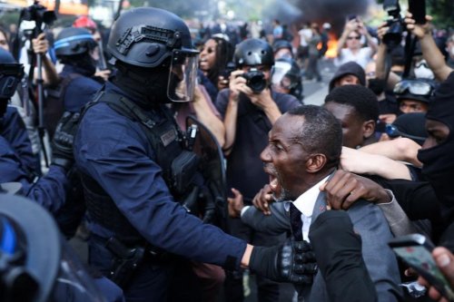 Wali Kota Saint-Denis Viral Usai Adang Polisi demi Lindungi Pelajar yang Demo