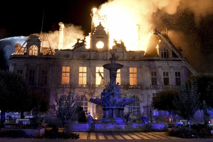 Kerusuhan Meluas, Prancis Berlakukan Jam Malam di Paris hingga Lyon