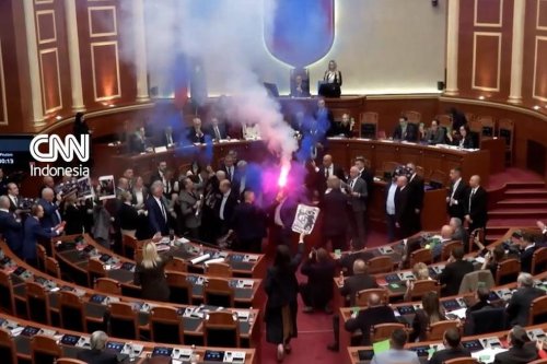 Suar Menyala di Ruang Sidang, Rapat Parlemen Albania Kacau dan Ditunda Dua Kali