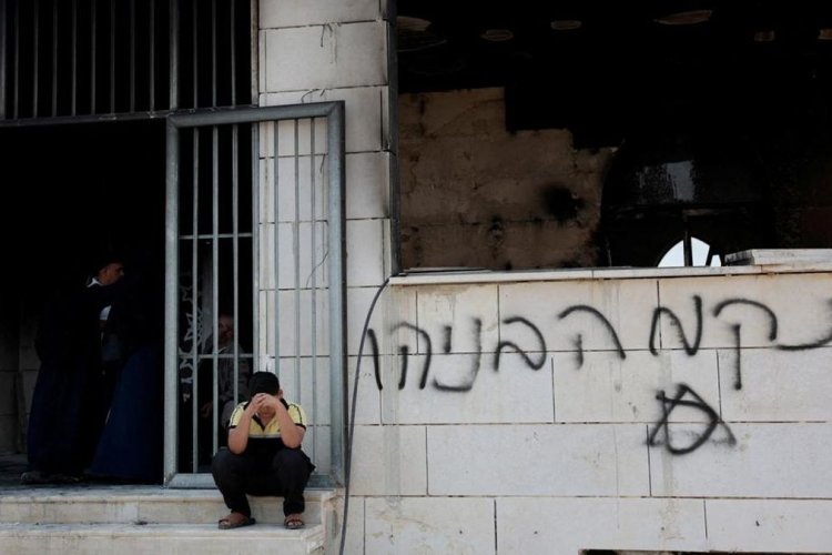 Pemukim Israel Serbu Desa Mikhmas, Bakar Masjid dan Pohon Zaitun Warga Palestina