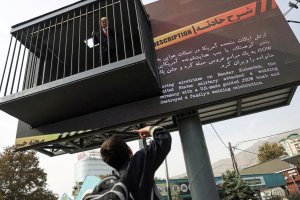 Seniman Berdandan ala Trump Masuk Sel Penjara Tiruan, Aksi di Teheran Bikin Warga Heboh