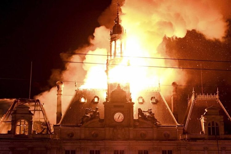 Demo Biaya Hidup di Prancis Memanas, Balai Kota Limoges Dibakar Massa Bertopeng