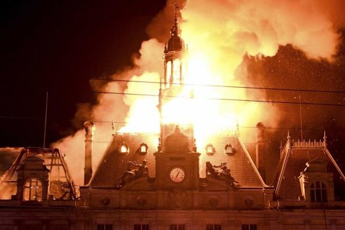 Demo Biaya Hidup di Prancis Memanas, Balai Kota Limoges Dibakar Massa Bertopeng