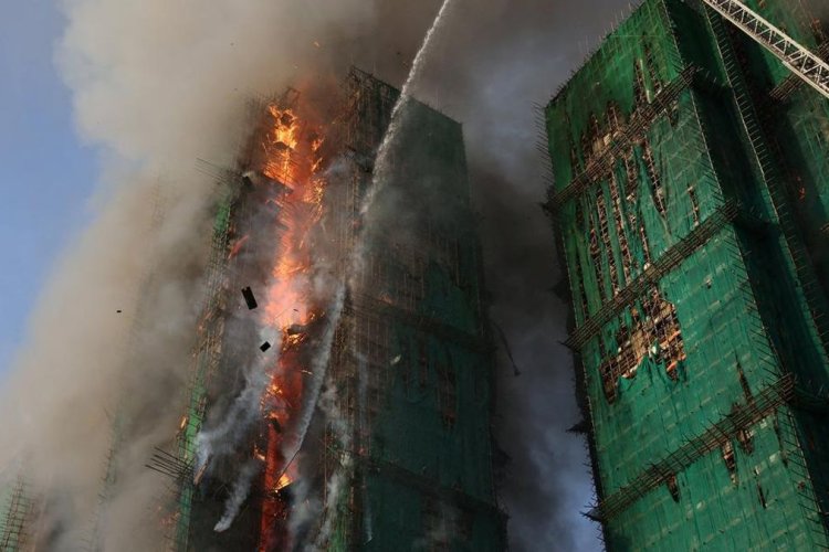 168 Tewas dalam Kebakaran Tai Po, Pemimpin Hong Kong Membungkuk Minta Maaf dan Janji Reformasi