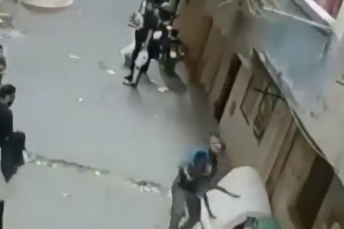 Detik-detik Pria di Mesir Berhasil Tangkap Bocah 5 Tahun yang Jatuh dari Balkon Lantai Dua