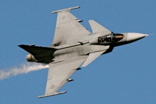 Ratu Thailand Suthida Cetak Sejarah, Terbang Solo dengan Jet Tempur Gripen Disaksikan Raja