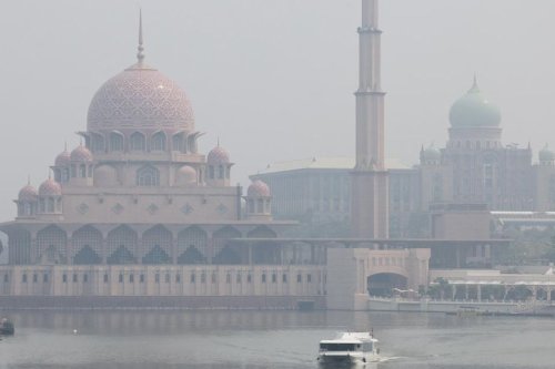 Greenpeace Demo Parlemen Malaysia, Desak Hukum Tegas untuk Perusahaan Pemicu Karhutla RI