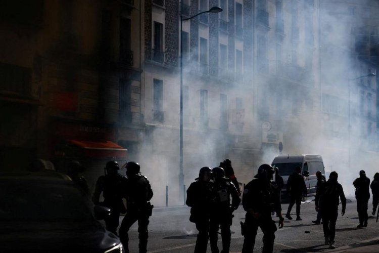 Demo Besar di Paris: Puluhan Ribu Pelajar Turun ke Jalan, 5.000 Orang Ditangkap