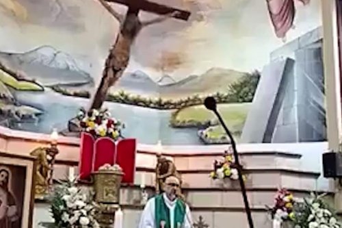 Momen Mengerikan Pastor Tewas Tertimpa Salib Besar Saat Pimpin Misa, Terekam Siaran Langsung
