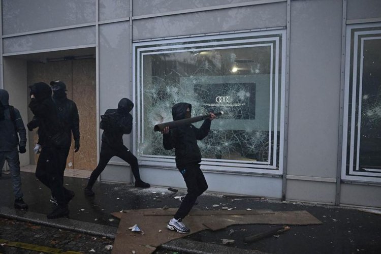 Kerusuhan Kembali Meledak di Paris, Massa Bertopeng Hancurkan Jendela Toko Saat Demo Buruh