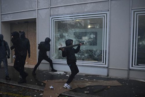 Kerusuhan Kembali Meledak di Paris, Massa Bertopeng Hancurkan Jendela Toko Saat Demo Buruh
