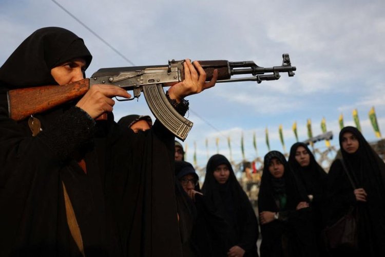 Perempuan Iran Berlatih Menembak di Pusat Militer Teheran, Antisipasi Ketegangan dengan AS-Israel