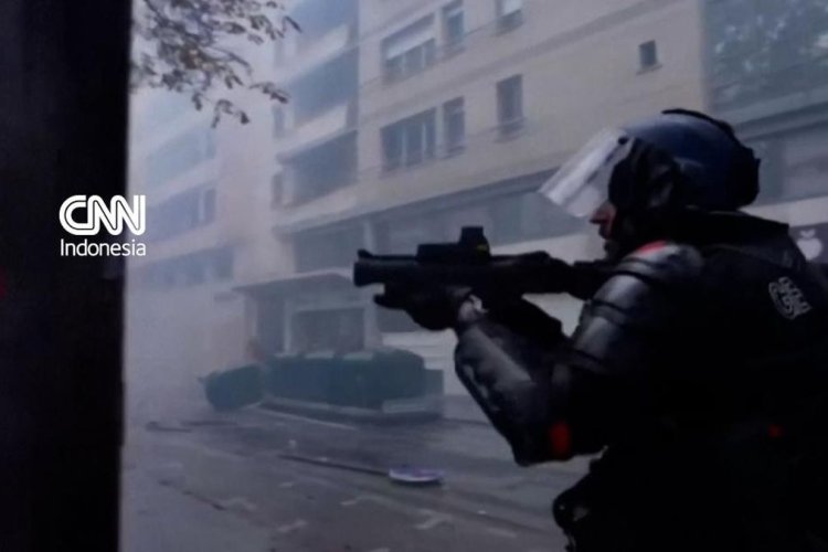 110 Ribu Massa Turun ke Jalan di Paris, Aksi Damai Berubah Rusuh dan Bentrok dengan Polisi