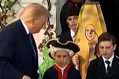 Trump dan Melania Gelar Trick-or-Treat di Gedung Putih, Anak-Anak Berdatangan dengan Beragam Kostum
