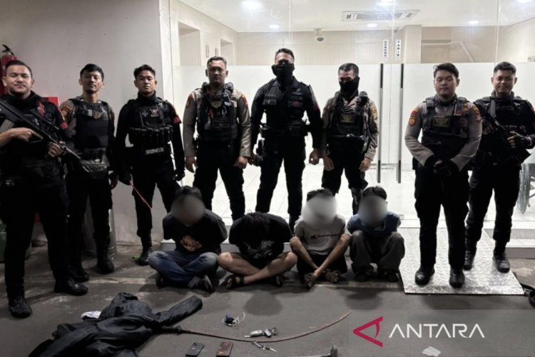 Patroli Gabungan Brimob dan Polres Jaktim Amankan Empat Pemuda Bersenjata Tajam
