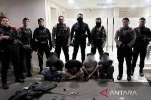 Patroli Gabungan Brimob dan Polres Jaktim Amankan Empat Pemuda Bersenjata Tajam