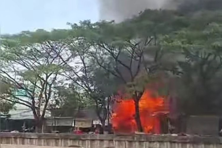 12 Unit Mobil Damkar Dikerahkan, Kebakaran Bengkel di Kembangan Utara Berhasil Dipadamkan