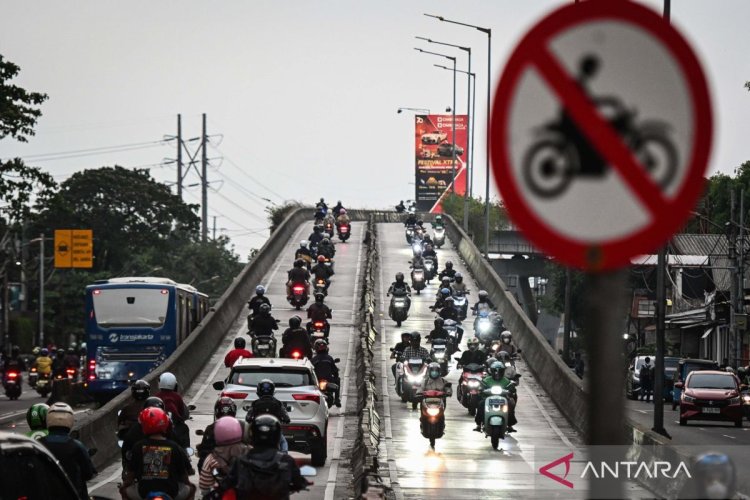 Viral di Medsos, Pengendara Motor Terjatuh dari Flyover Pesing, Ini Kondisi Terkininya