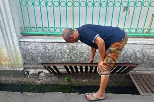 Aksi Tiga Remaja Curi Besi Penutup Saluran Air Terekam CCTV, Warga Tak Kenali Pelaku
