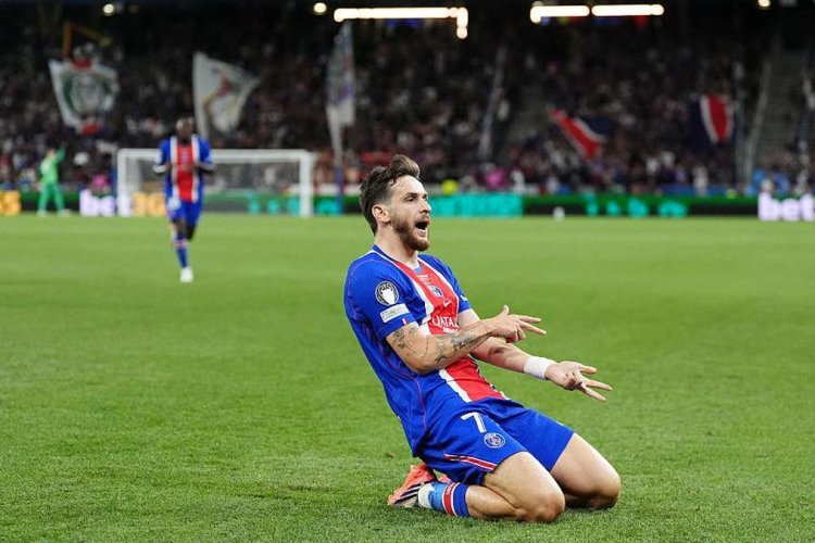 Lutut Kanan Salah Mendarat, Kvaratskhelia Kena Robek ACL dan Tutup Musim Bersama PSG