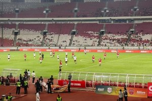 Arsenal Legends Kalahkan MU Legends 3-2 di GBK, Drama Lima Gol Mewarnai Laga Ekshibisi