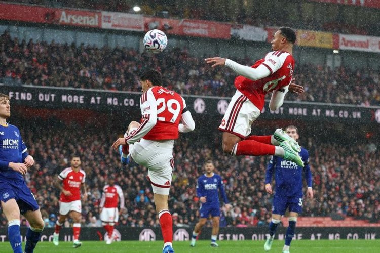 Arsenal Kalahkan Everton 2-0, Dua Bek Tengah Jadi Penentu dan Kini Samai Poin Man City