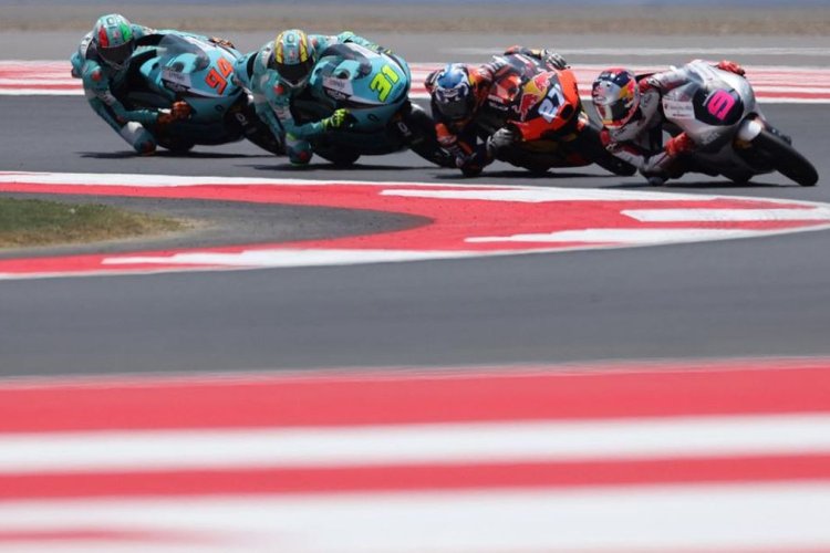 Veda Ega Pratama Cetak Sejarah Baru di Moto3 Mandalika 2026, Finis Keenam dan Lampaui Rekor Rookie Ai Ogura