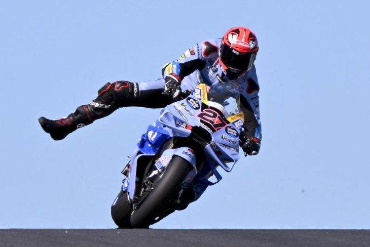 Momen Mencekam di Phillip Island: Iker Lecuona Terpelanting, Motor Ducati Melayang Nyaris Menimpanya