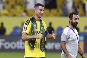 Ronaldo Cium Lambang Arab Saudi Usai Al Nassr Menang 3-1, Momen Langka di Tengah Situasi Keamanan