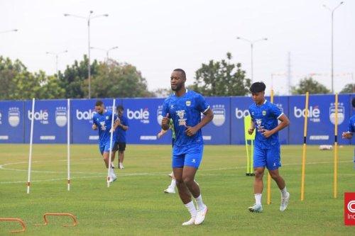 Pemain Persib Diduga Kena Rasisme di Thailand, Luka Menalo Beri Pembelaan Keras