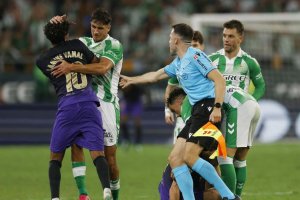 Ricuh Yamal dan Bernal Memanas, Wasit Langsung Cabut Kartu Merah di Laga Betis vs Barcelona