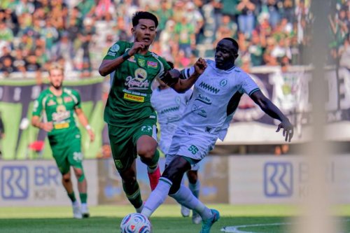 Dua Gol Sundulan Miguel Pereira Selamatkan Persebaya dari Kekalahan Dramatis atas PSS