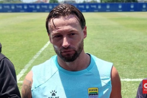 Keluhkan Fasilitas Persib Minim, Thom Haye Pilih Pulihkan Kondisi di Rumah Marc Klok