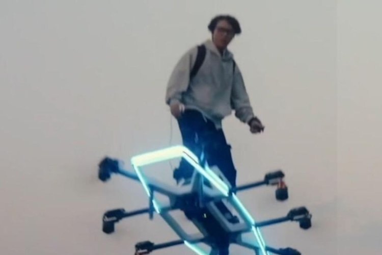 Konten Kreator China Ciptakan Hoverboard Mirip Green Goblin, Berhasil Melintasi Sungai Yangtze