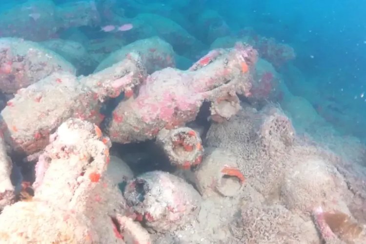 Polisi Penyelam Temukan Artefak Romawi Berusia 2.000 Tahun di Dasar Laut Sardinia