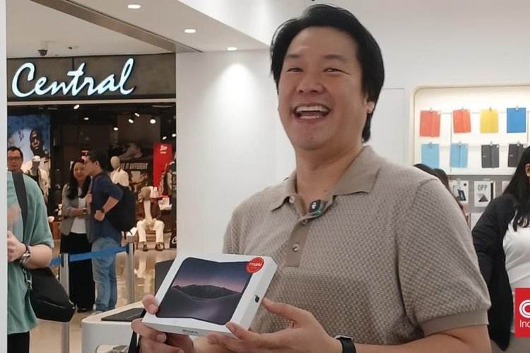 Satu Keluarga Ikut Berburu iPhone Duo, Pembeli Pertama di Indonesia Akhirnya Pulang Bawa Unit Ini