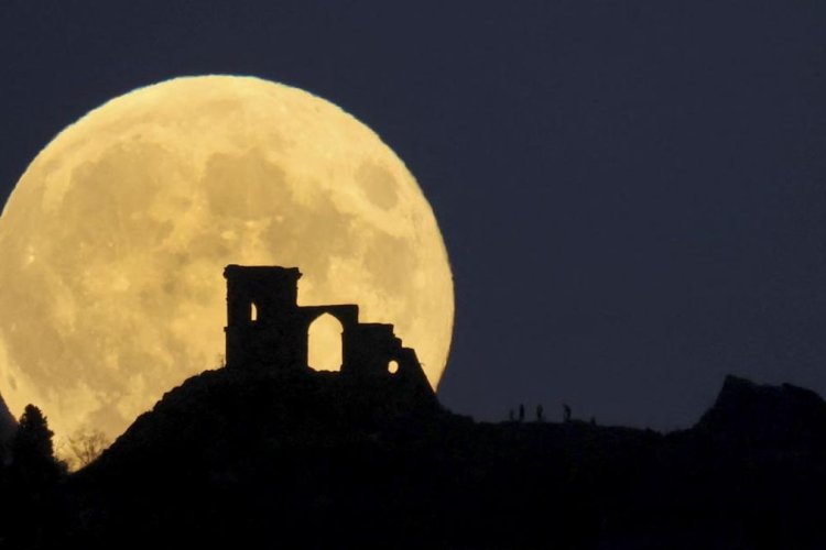 Bulan Pemburu Hiasi Langit Malam Ini, Catat Waktu Terbaik Melihatnya