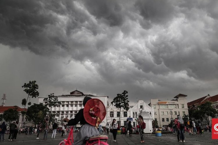 Awan Cumulonimbus Tumbuh Intens di Jawa dan Aceh, Tiga Ancaman Cuaca Ekstrem Mengintai