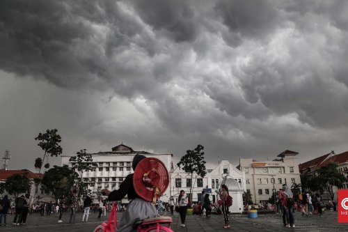Awan Cumulonimbus Tumbuh Intens di Jawa dan Aceh, Tiga Ancaman Cuaca Ekstrem Mengintai